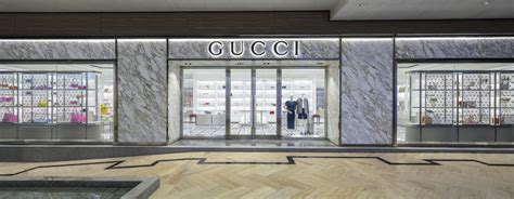 Gucci reabre su boutique remodelada en Cancún.